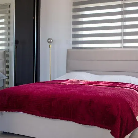 Penthouse With Sea And Mountain View * קיירניה