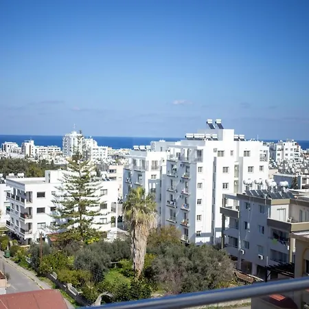 Penthouse With Sea And Mountain View קיירניה